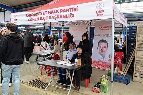 CHP's signature campaign for early elections. One of the stands set up in many parts of the country.