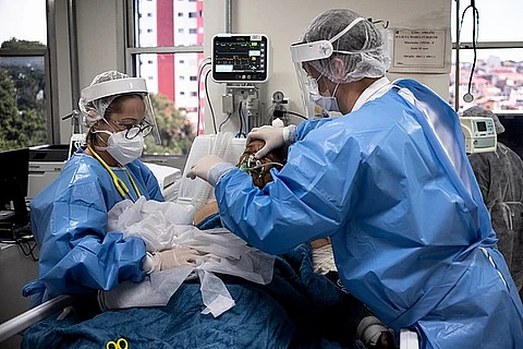 A team of doctors, nurses and physiotherapists care for critically ill COVID-19 patients in the ICU of the Vila Nova Cachoeirinha hospital, in the north of São Paulo.