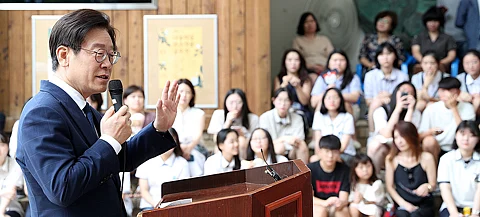 Lee Jae-myung at the Memorial Day for the Victims of the Japanese Military 'Sex Slave' (Comfort Women). 2018