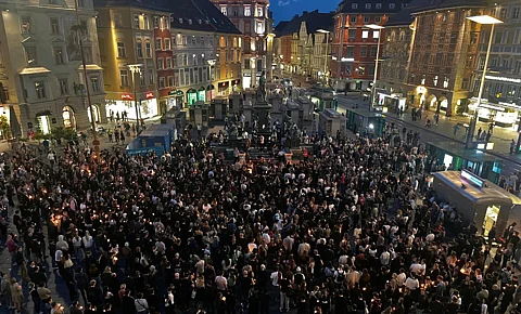 On Tuesday evening, Graz residents met to light candles together in the main square.
