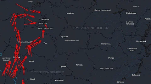 A large-scale Ukrainian drone attack on Moscow, with red lines indicating flight paths.