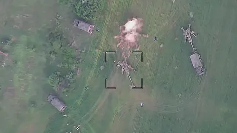Russian drones destroy a US made howitzer in Ukrainian service.