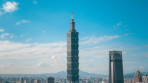 Alex Honnold Free-Solos Taipei 101, Drawing Cheers, Praise and Debate Live