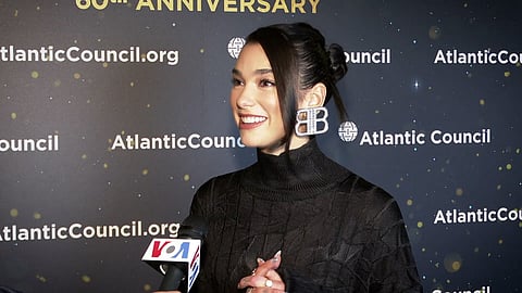 Dua Lipa speaking to VOA after the Atlantic Council award ceremony, 11 November 2021.