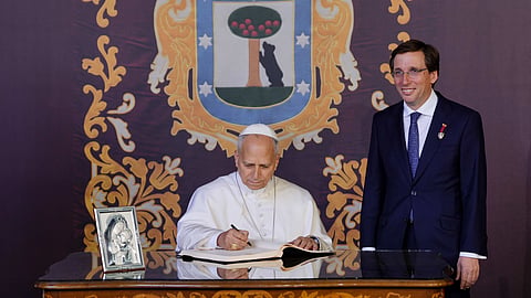 Pope Leo XIV receives the Golden Key of Madrid from mayor José Luis Martínez-Almeida.