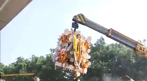 Dussehra 2023: Idol immersion done with Hydra machine in Delhi, artificial pond has been built near Aastha Kunj Park