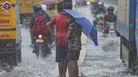 Rain continues in Chennai, Chief Minister holds meet to review Cyclone preparedness