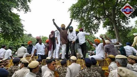 Sikh supporters from Bhartiya Janta Party protests ouside the residence of Congress Leader Sonia Gandhi against Rahul Gandhi at Janpath Road in New Delhi