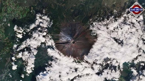 The picture was taken a day after snow was first spotted by the Japan Mereological Agency’s Shizuoka branch.