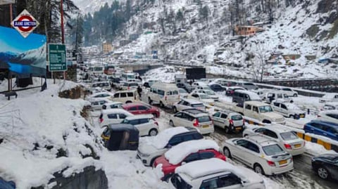 10,000 tourists rescued, but many cars still stuck after fresh snowfall in Manali