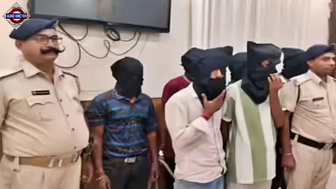 Police arrest 8 in connection with Patna lawyer murder case.
