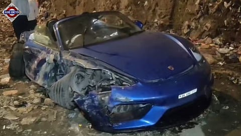 DN-number Porsche lost control and rammed into a road divider under the Jogeshwari Metro station.
