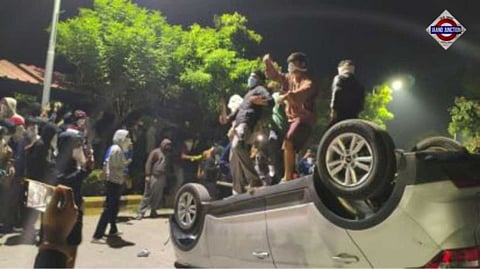 Violent Protests Rock VIT Bhopal Over Jaundice Outbreak, Vehicles Set Ablaze