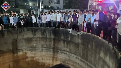 Nashik car falls well 9 died.