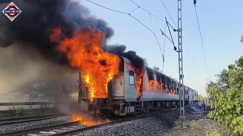 Huge fire erupts in Rajdhani Express near Ratlam