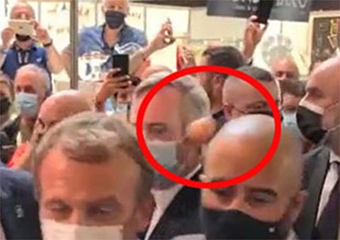 பிரான்ஸ் அதிபர் மீது பொதுக்கூட்டத்தில் முட்டை வீசிய நபர்! வைரல் வீடியோ!