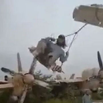 ஆப்கானில் நிற்கும் அமெரிக்க விமானங்கள்: அதில் ஊஞ்சலாடும் தலிபான்கள்!