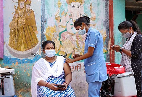 100 கோடி கொரோனா தடுப்பூசி: இலக்கை எட்டி இந்தியா அபார சாதனை!