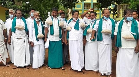 நெல் கொள்முதலுக்கு ஆன்லைன் பதிவு: தமிழக அரசு அறிவிப்பை எதிர்த்து விவசாயிகள் போராட்டம்!