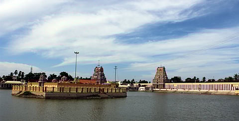 திருவாரூர் தியாகராஜர் கோவில் குளக்கரை: கனமழையால் இடிந்து விழுந்தது!