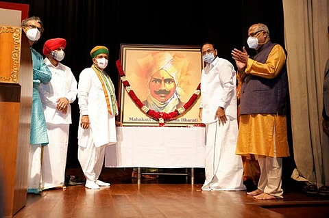 வானில் ஒலித்த பாரதியின் பாடல்கள்