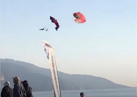 சர்வதேச வான்வெளி விளையாட்டு விழா: கடலில் விழுந்த 3 பெண்கள்! அதிர்ச்சி வீடியோ!