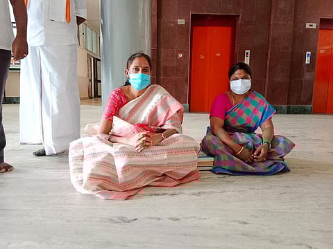 மாற்றுத் திறனாளிகளுக்கு உடனடியாக முகாம் நடத்துங்கள்: காங்கிரஸ் எம்.பி ஜோதிமணி தர்ணா போராட்டம்!