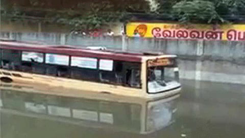 சுரங்கப் பாதையில் சிக்கிய அரசுப் பேருந்து: படகில் பயணிகள் மீட்பு!