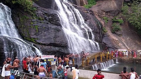 9 மாதங்களுக்கு பிறகு குற்றாலத்தில் குளிக்க அனுமதி: சுற்றுலாப் பயணிகள் மகிழ்ச்சி!