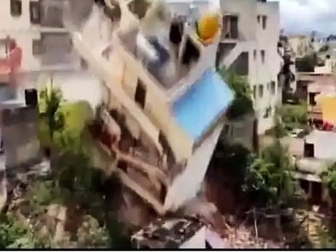 இடிந்து விழுந்த குடிசை மாற்று வாரியக் கட்டிடம்: 24 வீடுகள் தரைமட்டம்!