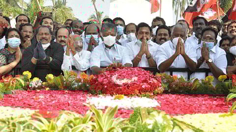 புரட்சித் தலைவர் எம்.ஜி.ஆர் நினைவுநாள்: அதிமுக தலைவர்கள் ஓபிஎஸ் மற்றும் ஈபிஎஸ் மலரஞ்சலி!