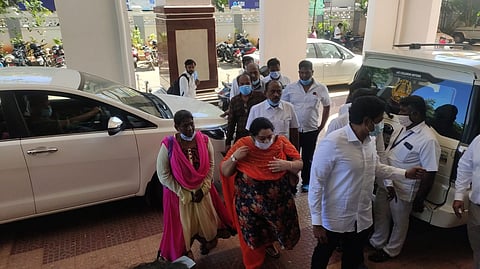 ஜெயலலிதாவின் போயஸ் கார்டன் வீடு தீபாவிடம் ஒப்படைப்பு!