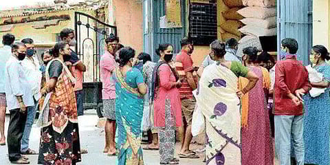 அரிசி குடும்ப அட்டைதாரர்களுக்கு ஒரே தவணையில் பொங்கல் தொகுப்பு: தமிழக அரசு உத்தரவு