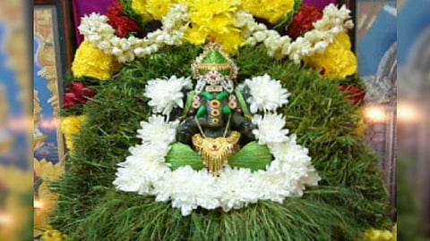 பூஜைக்கேற்ற பூவிது!