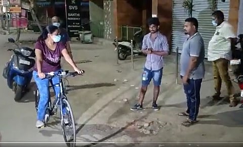 சைக்கிளில் சென்று ஆய்வு நடத்திய ஆட்சியர்: குவியும் பாராட்டு!