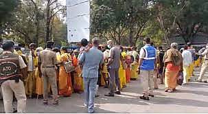 திருப்பதிக்கு பாதயாத்திரை: 300-க்கும் அதிக தமிழக பக்தர்களுக்கு அனுமதி மறுப்பால் தர்ணா!