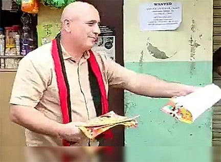 நகர்ப்புற உள்ளாட்சித் தேர்தல்; திமுக-வுக்கு ஓட்டு கேட்டு சிக்கலில் சிக்கிய வெளிநாட்டுக்காரர்!