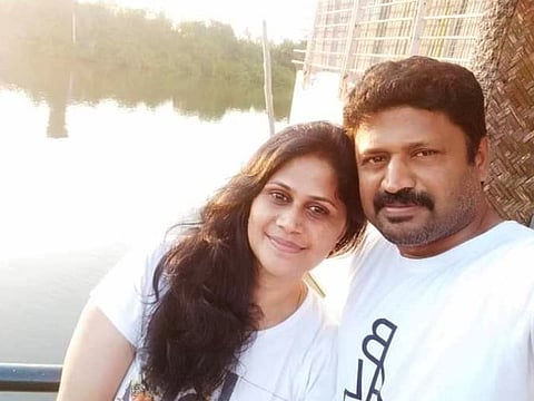 மனங்கள் இணைந்ததால், மதங்கள் மறைந்தது.