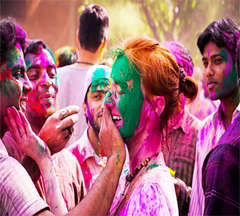இன்று ஹோலி கொண்டாட்டம்; வண்ணப் பொடிகள் பூசத் தடை!