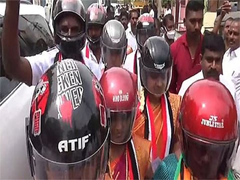 வார்டு கவுன்சிலர்கள் பதவியேற்பு விழா: ஹெல்மெட் அணிந்து வந்த கவுன்சிலர்கள்!