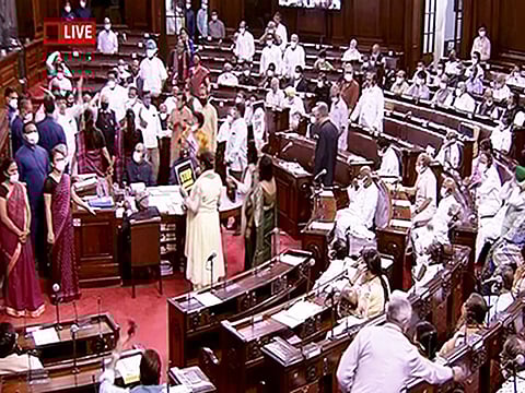 பெட்ரோல், சமையல் எரிவாயு விலையுயர்வு: நாடாளுமன்றத்தில் கடும் அமளி!