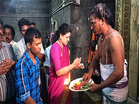 அதிமுக தலைமைக்கு சசிகலா அச்சாரம்: கும்பகோணம் கோயில்களில் சுவாமி தரிசனம்!