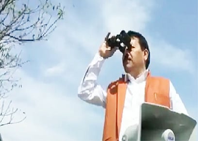 உத்தரபிரதேச சட்டமன்ற தேர்தல்: பைனாகுலர் மூலம் வாக்கு இயந்திர அறையைக் கண்காணிக்கும் வேட்பாளர்!