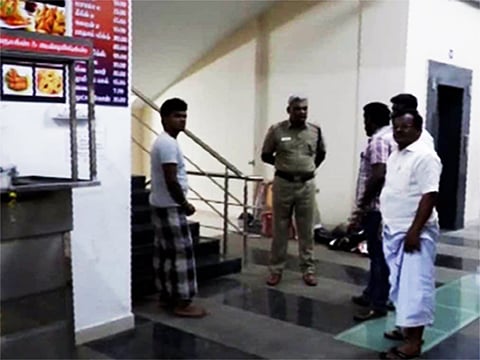 பாளையங்கோட்டை பஸ் நிலையம்; நாட்டு வெடிகுண்டு வீசிய மர்ம நபர்!
