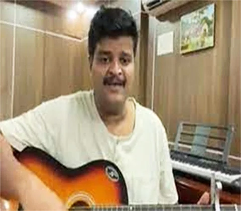 புஷ்பா பட பாடலை கிடார் இசையுடன் பாடிய கரூர் கலெக்டர்: வைரல் வீடியோ!