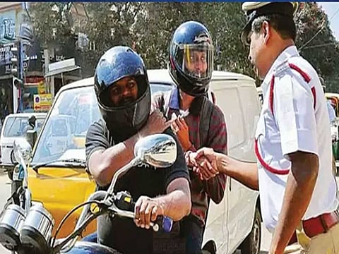 டூ-வீலரில் பின் சீட் பயணிக்கும் ஹெல்மெட் கட்டாயம்; இன்று முதல் அமல்!