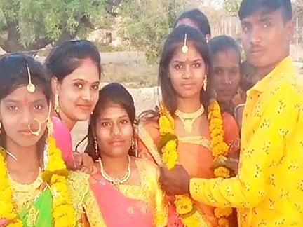 திருமணத்தில் திடீர் பவர் கட்; ஜோடி மாற்றி தாலிகட்டிய மாப்பிள்ளைகள்!