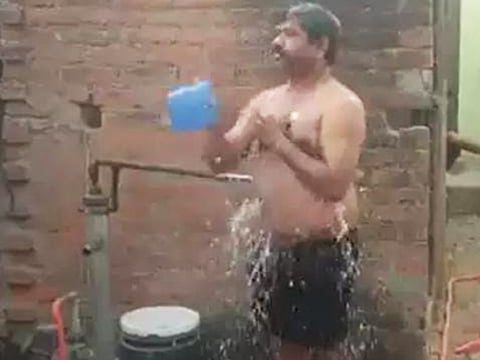 தொண்டர் வீட்டில் குளிக்கும் அமைச்சர்: வைரல் போட்டோ!