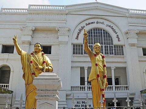 அதிமுக தலைமை அலுவலகம் வந்த ஆயுதப் படை!