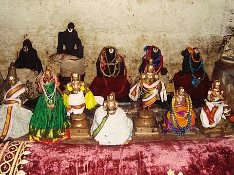 ஞான முத்திரையுடன் ஆனந்த மூர்த்தி!